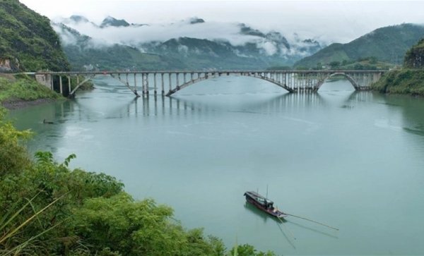 汇巨福配资 广西大化一艘冲锋艇侧翻3人失联，系私人所有！多部门赴现场